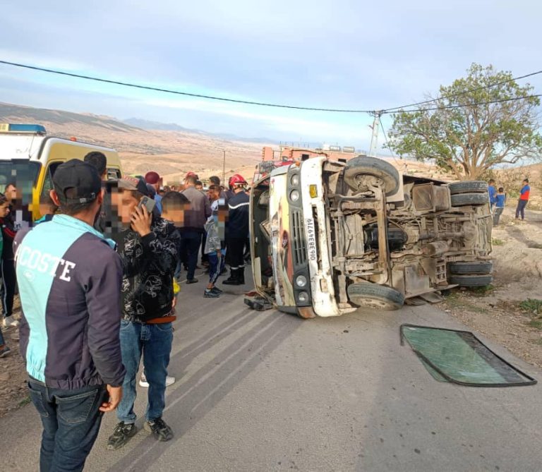 إصابة 29 تلميذ بجروح متفاوتة إثر انقلاب حافلة للنقل المدرسي بسطيف