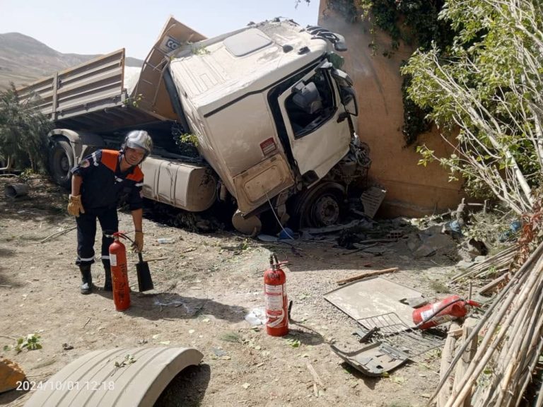 إصابة شخصين في حادث إنحراف شاحنة ذات مقطورة بالمدية