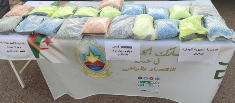 جمارك وهران : توقيف خمسة أشخاص وإحباط محاولة إدخال 100900 قرص مهلوس