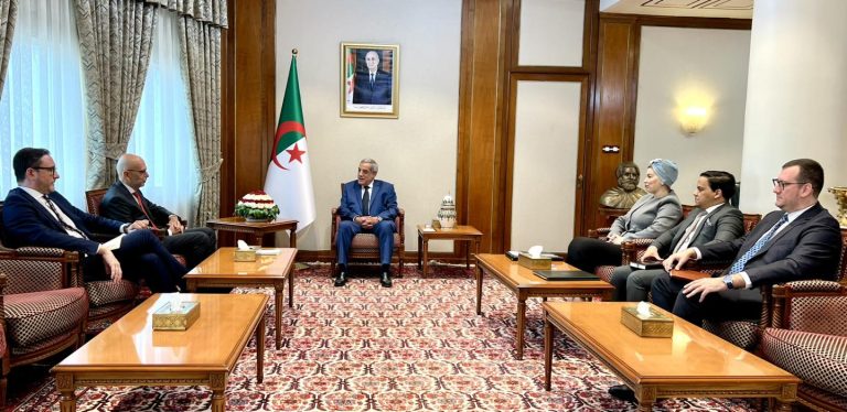 الوزير الأول السيد نذير العرباوي يستقبل سفير الجمهورية الإيطالية بالجزائر