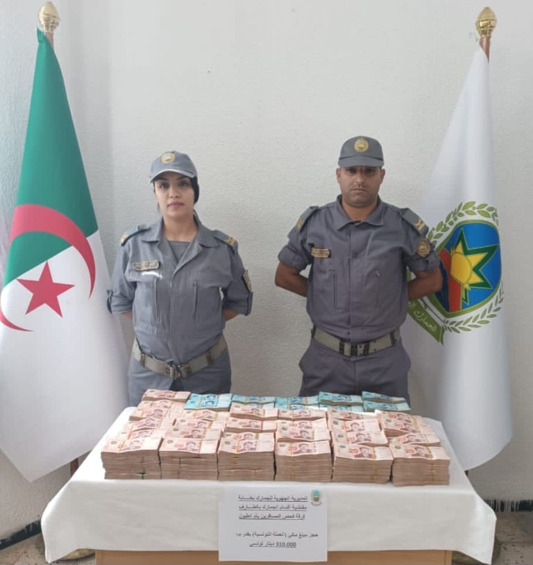 جمارك الطارف تحجز 310.000 دينار تونسي غير مصرح به