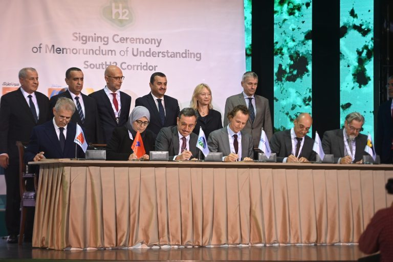 توقيع مذكرة تفاهم لإجراء دراسات الجدوى بشكل مشترك لمشروع الممر الجنوبي لنقل الهيدروجين