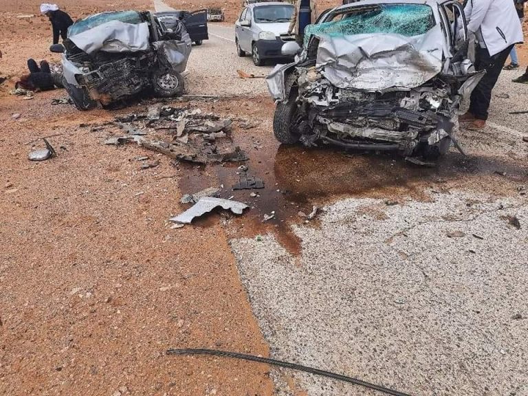 وفاة أربعة أشخاص وإصابة ثلاثة آخرين في حادث مرور بولاية النعامة