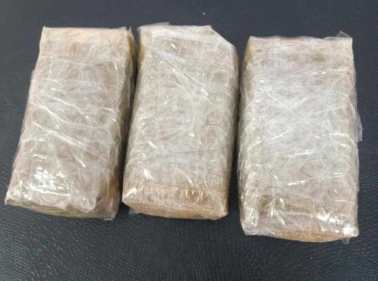 شرطة باتنة توقف شخصين وتحجز 03 صفائح من الكيف المعالج