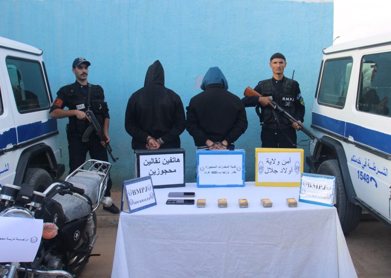 شرطة أولاد جلال : توقيف شخصين وحجز 05 صفائح من المخدرات
