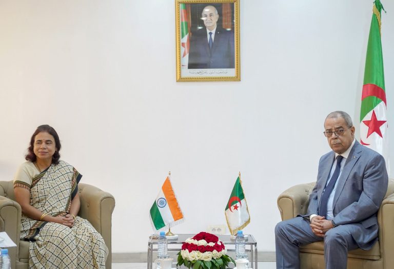 وزير الصناعة علي عون يجري مقابلة مع سفيرة جمهورية الهند لدى الجزائر