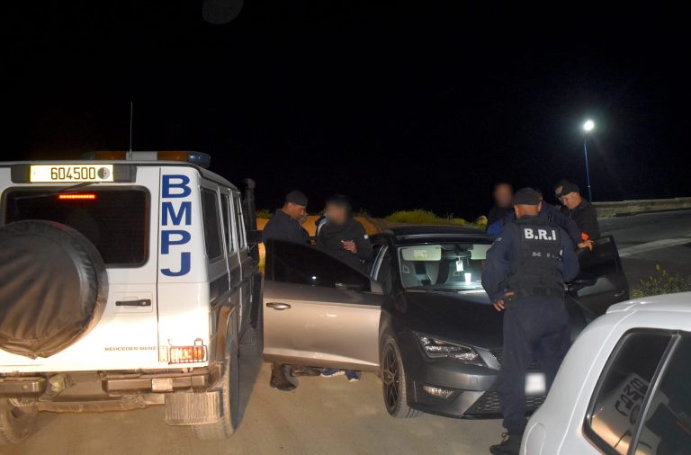 بإعتباره أحد بؤر الإجرام بالولاية، شرطة الشلف تداهم حي الشارة وتوقف 19 شخص من بينهم 05 نساء