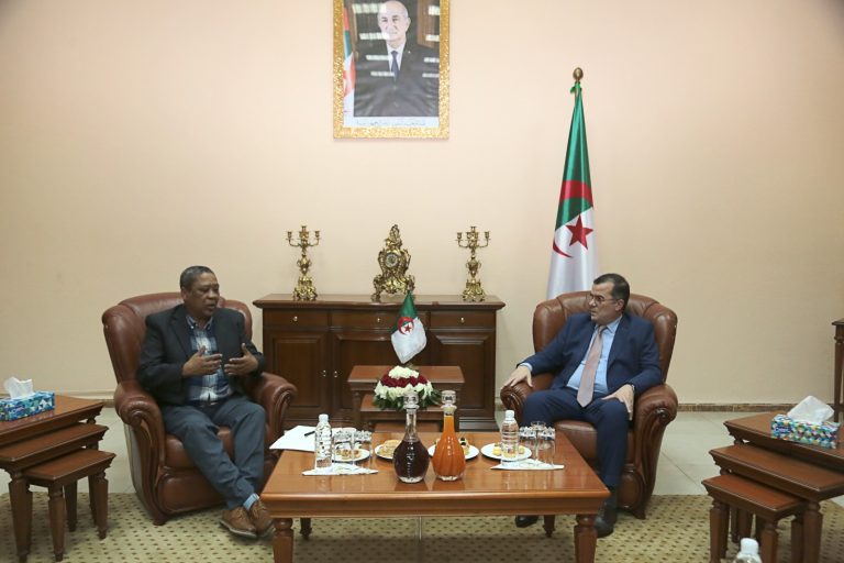 وزير العمل فيصل بن طالب يستقبل الأمين العام للاتحاد الدولي للشبكات النقابية بإفريقيا