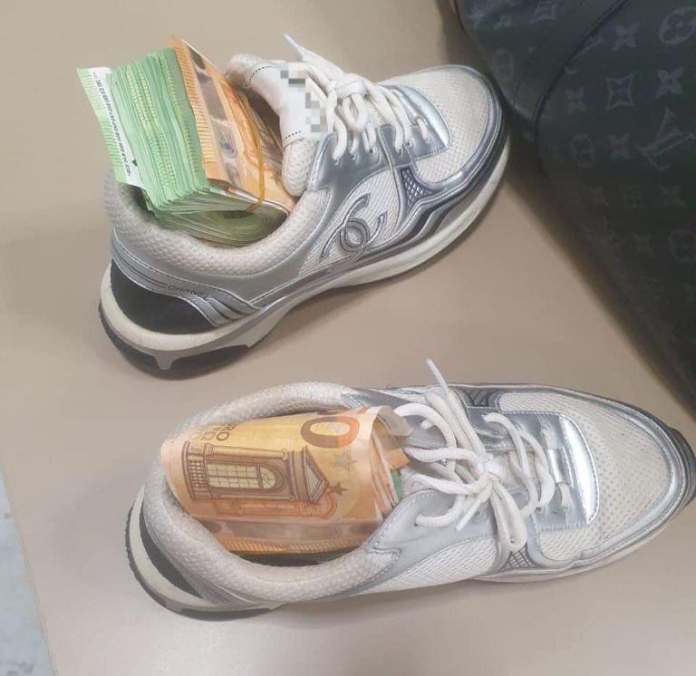 جمارك : توقيف شخص وحجز أزيد من 12 ألف أورو بمطار وهران الدولي