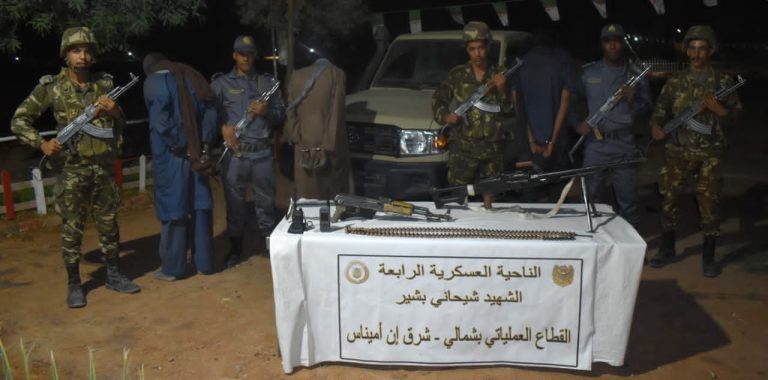 الجمارك توقف ثلاثة أشخاص أحدهم من جنسية أجنبية وتحجز أسلحة نارية