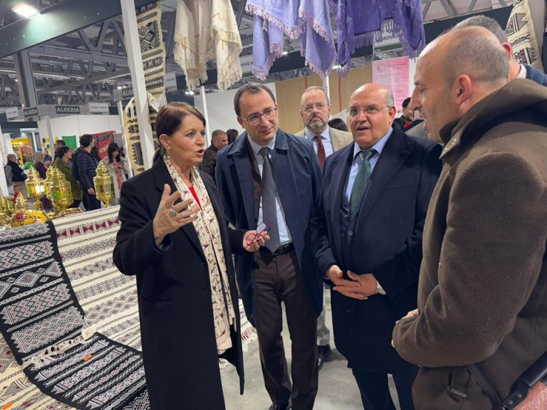 وزيرة السياحة تزور أجنحة الحرفيين الجزائريين المشاركين في المعرض الدولي للصناعة التقليدية