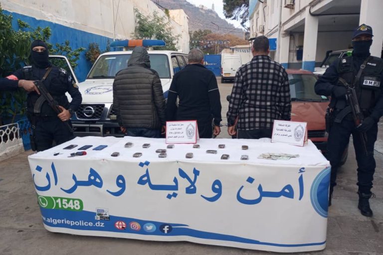 شرطة وهران تطيح بشبكة إجرامية وتحجز 14 صفيحة من الكيف المعالج بوزن يفوق 01 كلغ