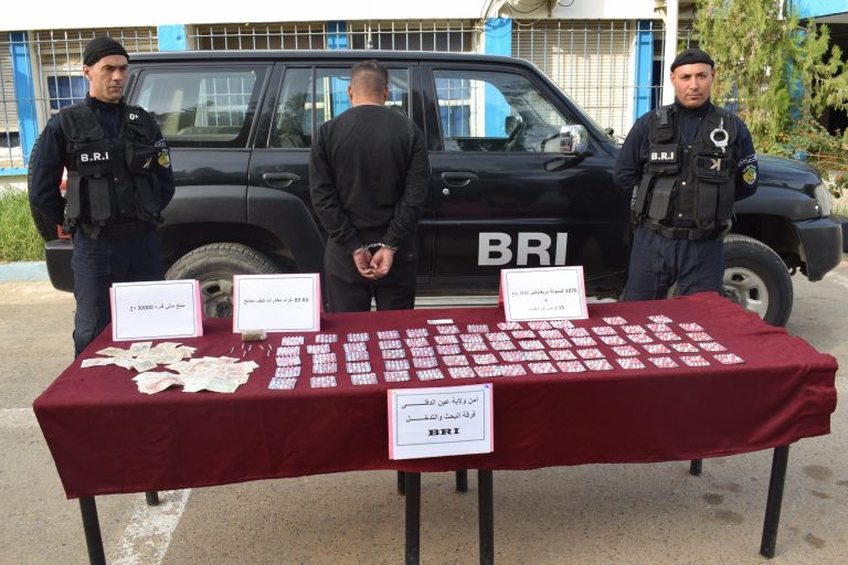 شرطة عين الدفلى توقف شخص وتضبط أزيد من 1000 قرص مهلوس