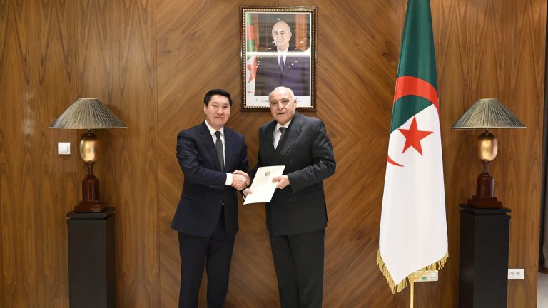 وزير الخارجية أحمد عطاف يستقبل سفراء جدد بالجزائر