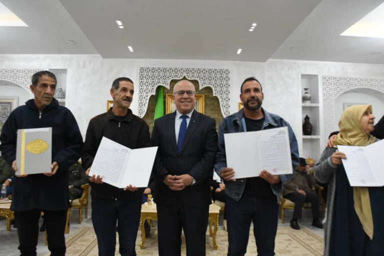 وزير الفلاحة يكرم مجموعة من المجاهدين والأسرة الثورية الذين ينشطون في القطاع