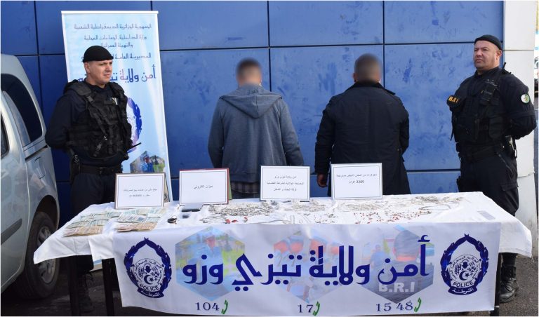 شرطة تيزي وزو : توقيف شخصين مشتبه فيهما في السرقة من داخل مركبة