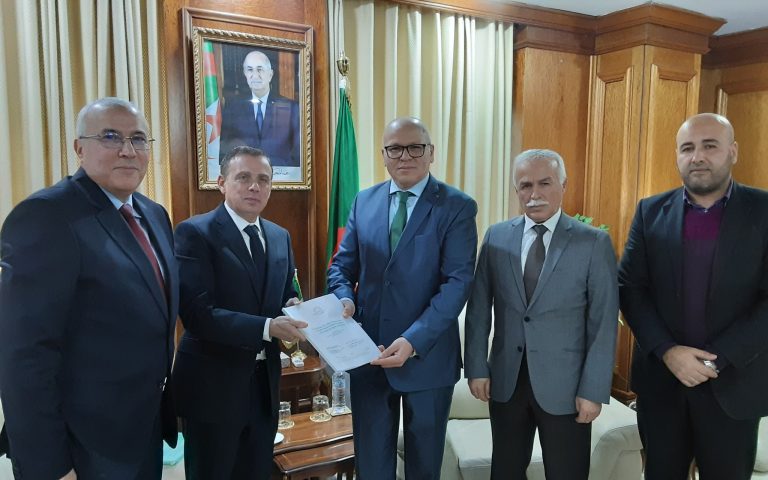 كاتب الدولة المكلف بالطاقات المتجددة يستقبل مسؤولي مجمع الطاقة الخضراء الجزائر