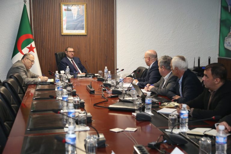 وزير النقل يعقد إجتماعا مع الشركة الوطنية للنقل بالسكك الحديدية