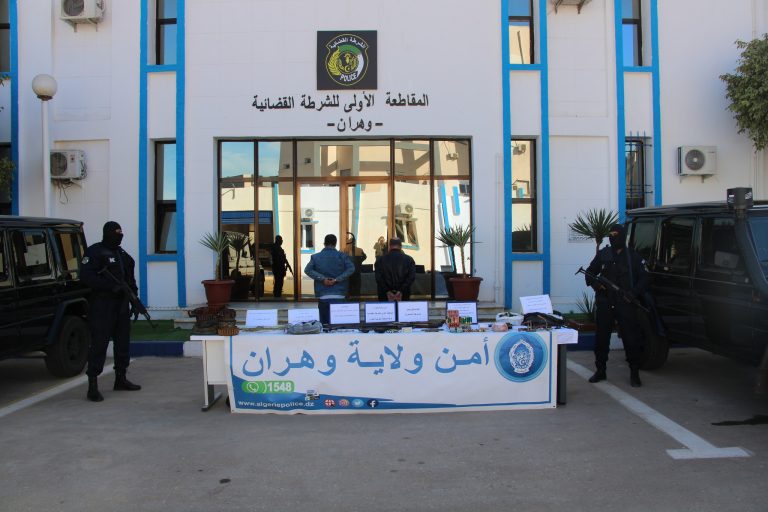 شرطة وهران تطيح بشبكة إجرامية يمتهن أفرادها صنع والاتجار بالأسلحة والذخيرة الحربية