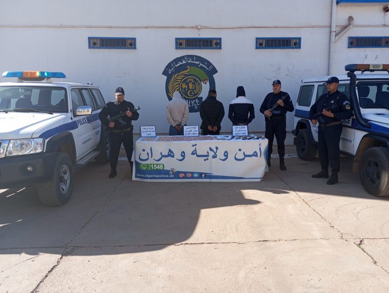 شرطة وهران توقف 03 أشخاص وتحجز 1757 قرص مهلوس و01 كلغ من الكيف المعالج