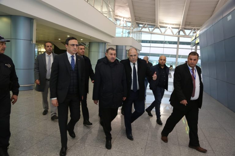 وزير النقل السعيد سعيود يتفقد الخدمات المقدمة للمسافرين بمطار الجزائر