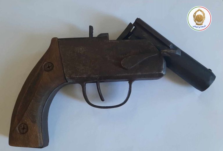 شرطة أم البواقي توقف شخص وتحجز سلاح ناري تقليدي الصنع “بوكاري”