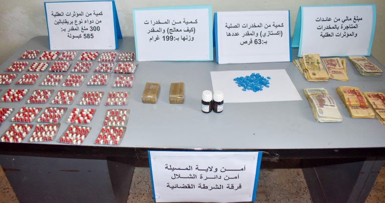 شرطة المسيلة توقف شخصين وتحجز صفيحتين من الكيف المعالج