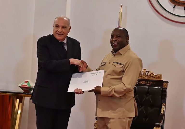 وزير الخارجية أحمد عطاف يسلم رسالة خطية لرئيس جمهورية بوروندي