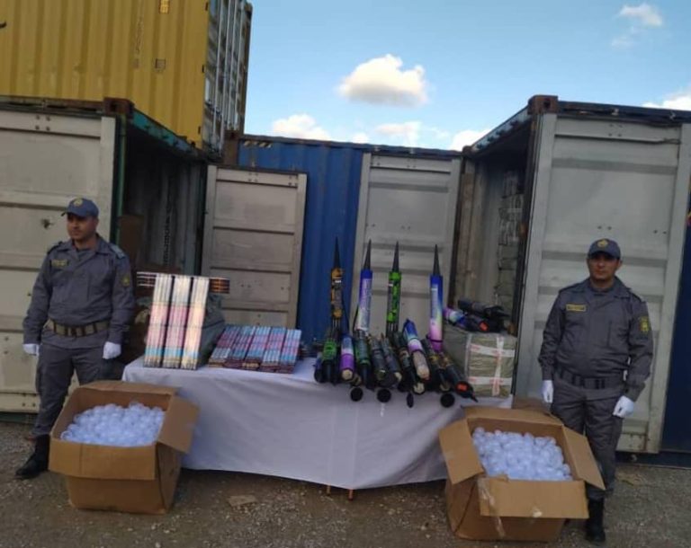 الجمارك تحبط محاولة استيراد غير مشروعة لـ 150912 وحدة من الشماريخ