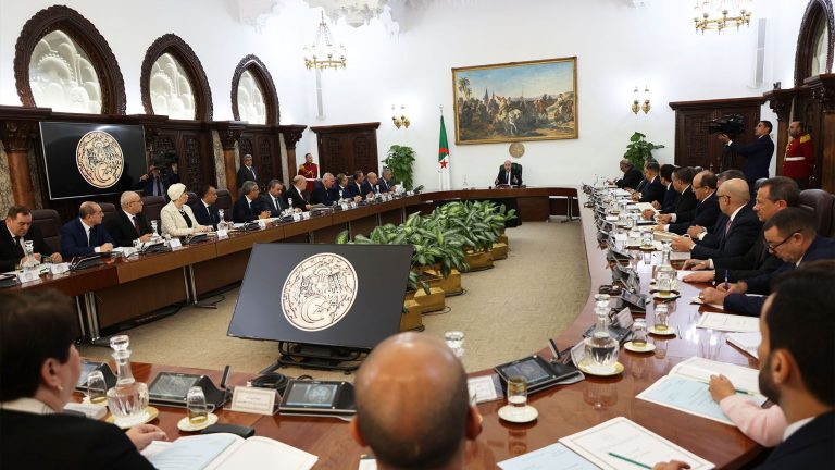 رئيس الجمهورية السيد عبد المجيد تبون يترأس اجتماعا لمجلس الوزراء