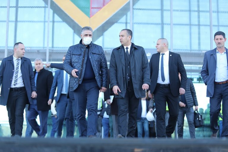 وزير السكن ووزير الرياضة يعاينان ملعب الشهيد “علي عمار” بالدويرة