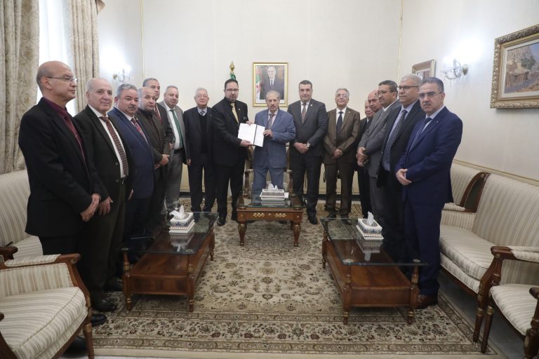 رئيس مجلس الأمة يتسلّم تقرير فوج العمل المكلّف بالنظر في المشروعين التمهيديين لقانوني البلدية والولاية