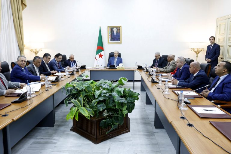 اجتماع مكتب مجلس الأمة الموسّع لرؤساء المجموعات البرلمانية والمراقب البرلماني