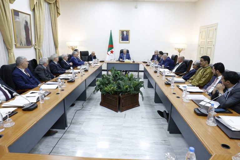 رئيس مجلس الأمة يُنصِّب فوج العمل المكلف بالنظر في المشروعين التمهيديين للقانونين العضويين المتعلقين بالأحزاب السياسية والجمعيات