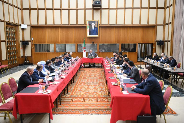 رئيس المجلس الشعبي الوطني يُنصّب مجموعتي العمل المكلفتين بمراجعة مشروعي قانوني الأحزاب والجمعيات