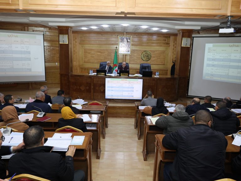والي ولاية تيسمسيلت يترأس اجتماعًا لدراسة المشاريع المقترحة لدعم التنمية الاجتماعية والاقتصادية للبلديات لسنة 2025