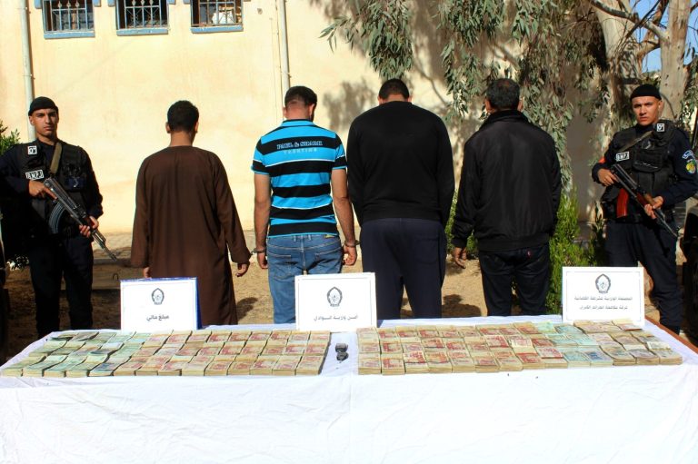 شرطة الوادي تطيح بشبكة إجرامية منظمة مختصة في التهريب وتحجز 150 ألف علبة سجائر