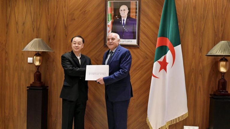 وزير الخارجية أحمد عطاف يستقبل السفير الصيني الجديد لدى الجزائر