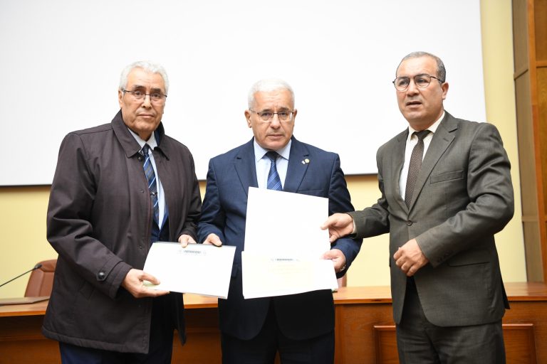 رئيس المجلس الشعبي الوطني يتسلم رسميا التقرير النهائي المتضمن مقترحات مراجعة المشروعين التمهيديين المتعلقين بقانوني البلدية والولاية