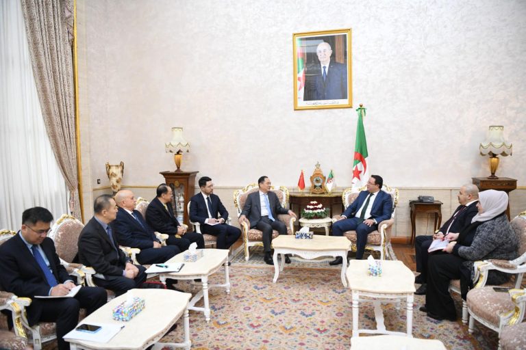 نائب رئيس المجلس الشعبي الوطني يبحث تعزيز التعاون مع رئيس جمعية الشعب الصيني للصداقة مع الدول الأجنبية