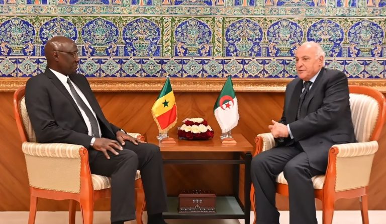 وزير الخارجية أحمد عطاف يستقبل وزير القوات المسلحة لجمهورية السنغال