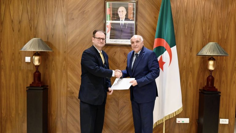 وزير الخارجية أحمد عطاف يستقبل السفير الهيليني الجديد لدى الجزائر