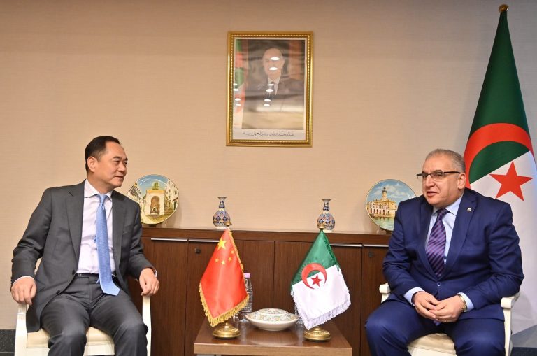 الأمين العام لوزارة الخارجية يستقبل رئيس جمعية الشعب الصيني للصداقة مع الدول الأجنبية