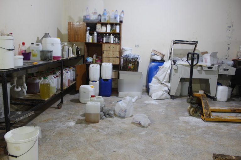 شرطة سوق أهراس : إكتشاف نشاط ورشة سرية خاصة بصناعة مواد التجميل وتقليدها