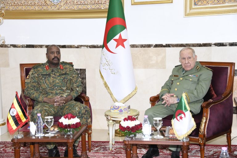 الفريق أول السعيد شنڨريحة يستقبل رئيس قوات الدفاع الشعبية الأوغندية