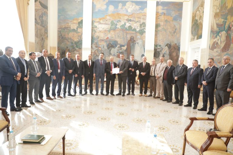 السيد صالح ڤوجيل رئيس مجلس الأمة يتسلّم التقريرين اللذين أعدهما فوج العمل المكلف بمراجعة مشروعي قانوني الأحزاب والجمعيات