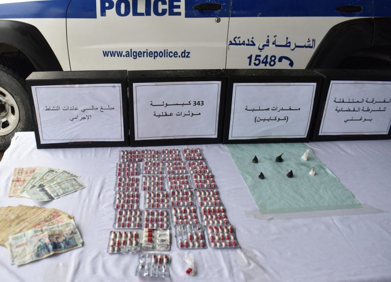 شرطة تيزي وزو : توقيف خمسة أشخاص مشتبه فيهم في حيازة وترويج المؤثرات العقلية والمخدرات