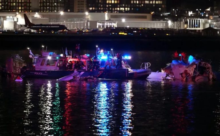 اصطدام طائرة ركاب أمريكية بمروحية عسكرية قرب مطار رونالد ريغان في واشنطن