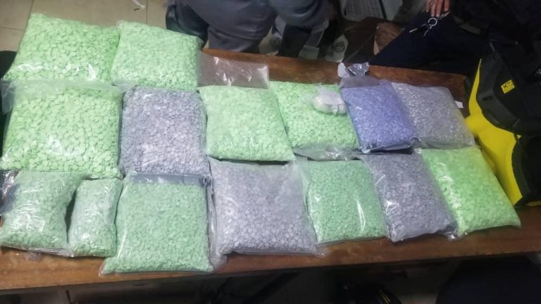 الجمارك بميناء بجاية توقف مسافر وتظبط بحوزته 71814 قرص مهلوس مخبأة بإحكام في تجاويف مكيفات هوائية