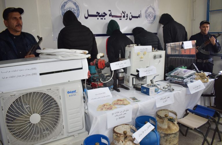 شرطة جيجل توقف ثمانية أشخاص لتورطهم في سرقة منزل أحد المواطنين
